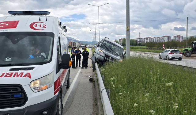 Amasya'da bariyerin üstüne çıkan hafif ticari araçtaki 2 kişi yaralandı