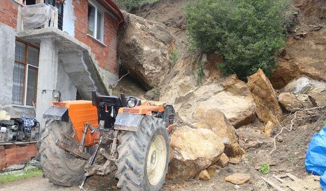 Amasya'da heyelanda kaya parçası düşen ev ve traktörde hasar oluştu