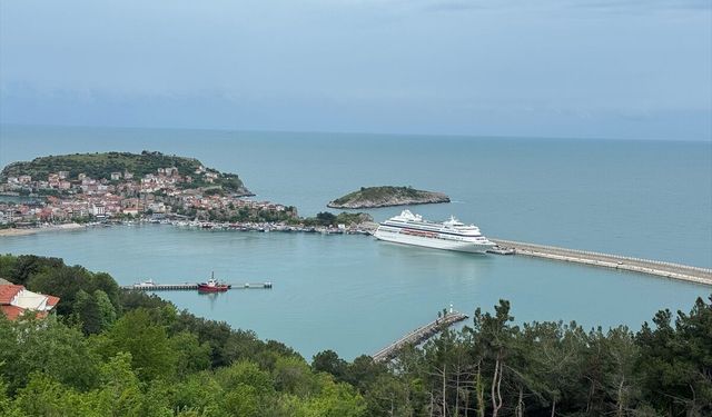 'Astoria Grande' kruvaziyeri 1079 yolcusuyla Amasra'ya geldi