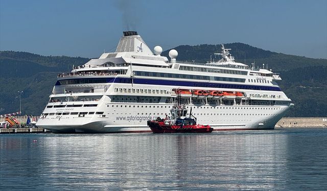 'Astoria Grande' kruvaziyeri 808 yolcusuyla Amasra'ya geldi