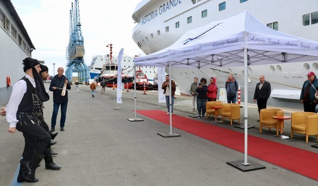 'Astoria Grande' kruvaziyeri 856 yolcusuyla Trabzon'a geldi