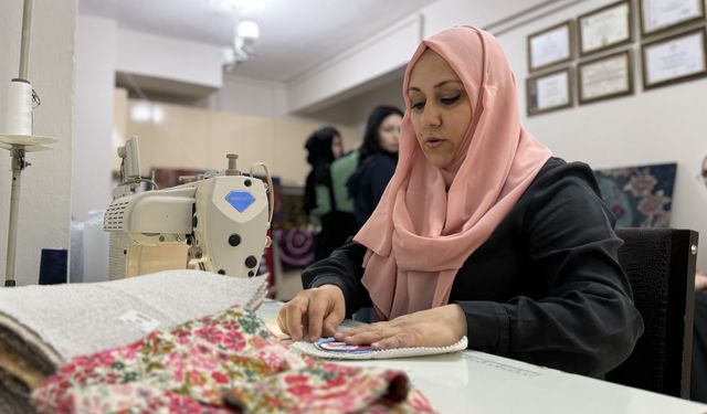 Atık kumaşlar üniversite öğrencilerinin elinde tabloya dönüştü