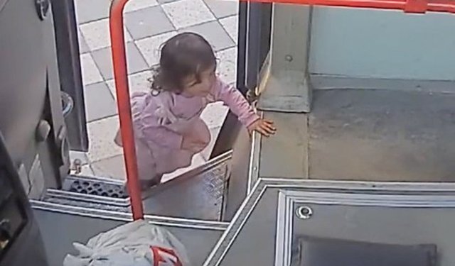 TEK BAŞINA OTOBÜSE BİNDİ...