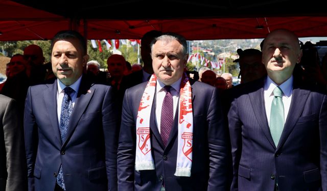 Bakan Bak, Akçaabat Yarı Olimpik Yüzme Havuzu açılışında konuştu: