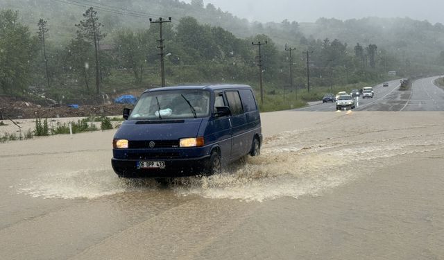Bartın'da sağanak sonucu ev ve yolları su bastı