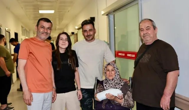 Başkan Çavuşoğlu'ndan mesaideki personel ve hastalara ziyaret