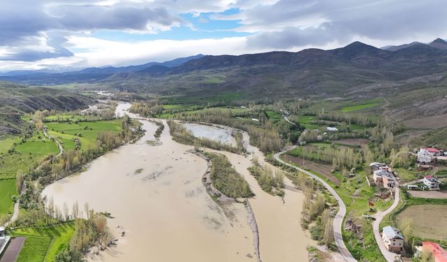 Bayburt'ta Çoruh Nehri'nin taşması sonucu tarım arazileri su altında kaldı