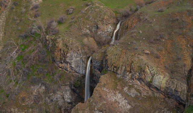 Bayburt'ta karların erimesiyle şelalelerin debisi artmaya başladı