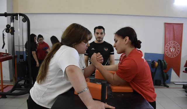 Bilek güreşi milli sporcuları, Avrupa şampiyonasına odaklandı
