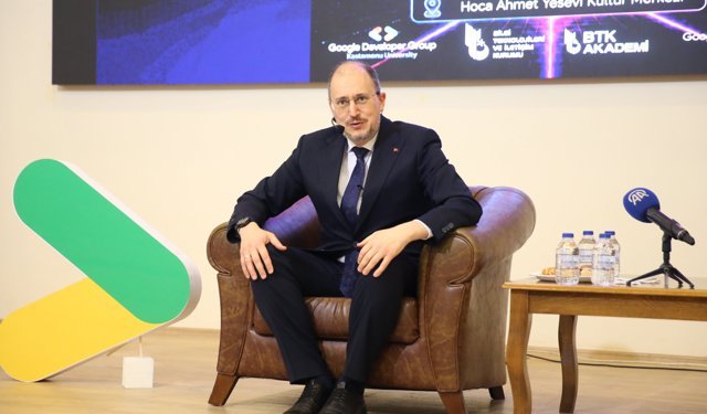 Bilgi Teknolojileri ve İletişim Kurumu Başkanı Karagözoğlu, Kastamonu'da üniversitelilerle bir araya geldi