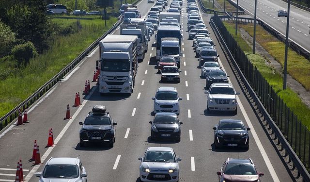 Bolu ve Düzce'de yollardaki bayram dönüşü yoğunluğu sürüyor