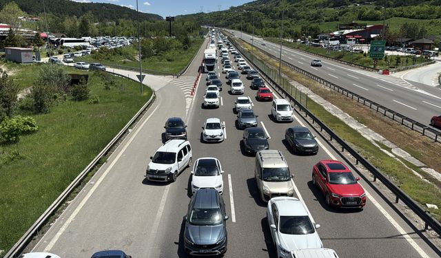 Bolu'da çocuklar, güler yüzleriyle bayram trafiğinde sıkışan tatilcilerin stresini azalttı