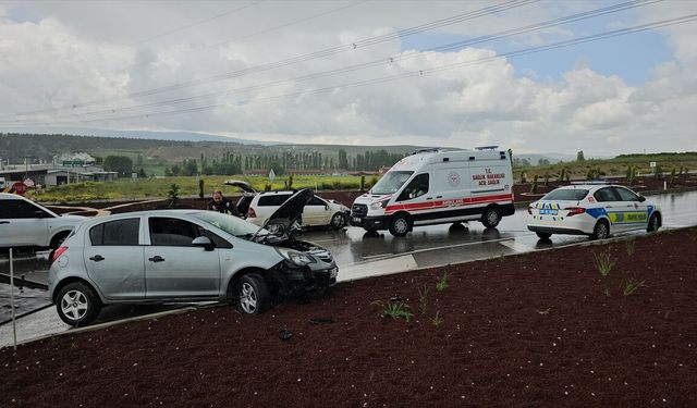 Çorum'da 2 otomobilin çarpışması sonucu 7 kişi yaralandı
