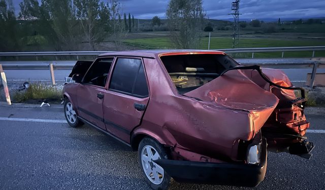 Çorum'da bariyerlere çarpan otomobildeki 1 kişi yaralandı