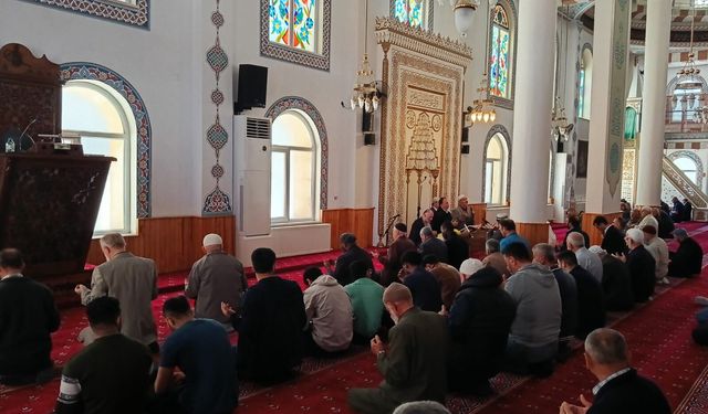 Çorum'da farklı ülkelerden öğrenciler ile görme engelliler camide buluştu