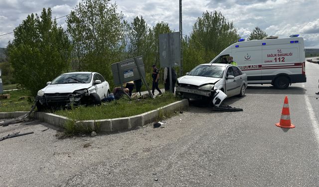 Çorum'da iki otomobilin çarpıştığı kazada 2 kişi yaralandı