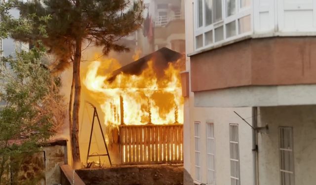 Çorum'da kameriyede çıkan yangın park halindeki 2 araçta hasara neden oldu