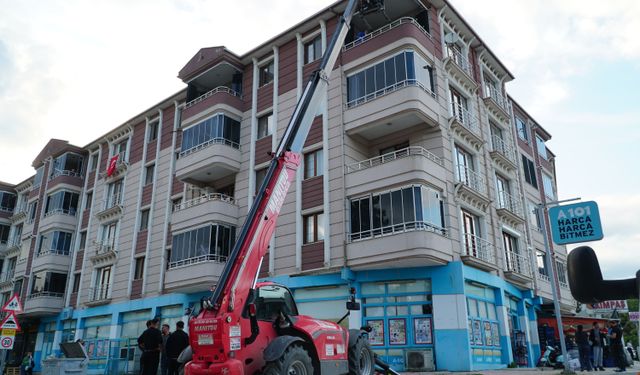 Çorum'da yaklaşık 250 kilo ağırlığındaki kişinin cenazesi dairesinden forkliftle çıkarıldı
