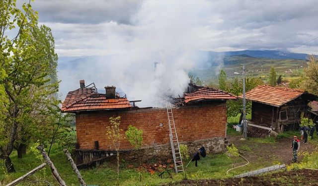 Çorum'da yangın çıkan ev kullanılamaz hale geldi