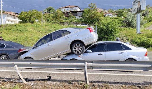 Çorum'da zincirleme kazada araç diğer aracın üzerine çıktı