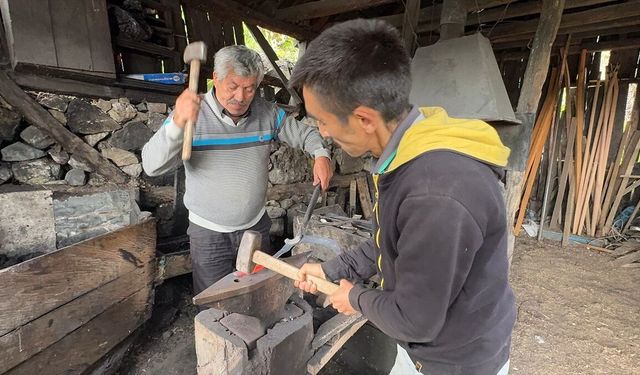 Demirci Emrullah usta asırlık örs üzerinde çeliğe şekil veriyor
