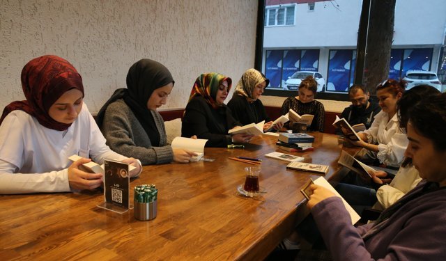 Emekli öğretmenin kurduğu kulüpte kitap tutkunları kitapların değerlendirmesini yapıyor
