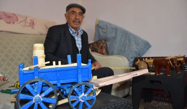 Eski tarım aletleri unutulmasın diye minyatürlerini yapıyor