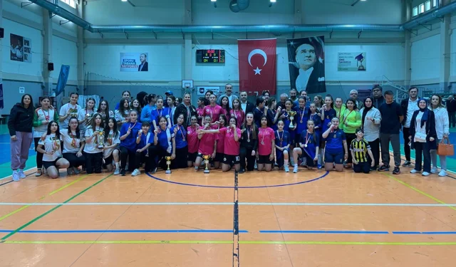 Futsal'da şampiyon Elmasbahçeler Salih Şeremet Ortaokulu