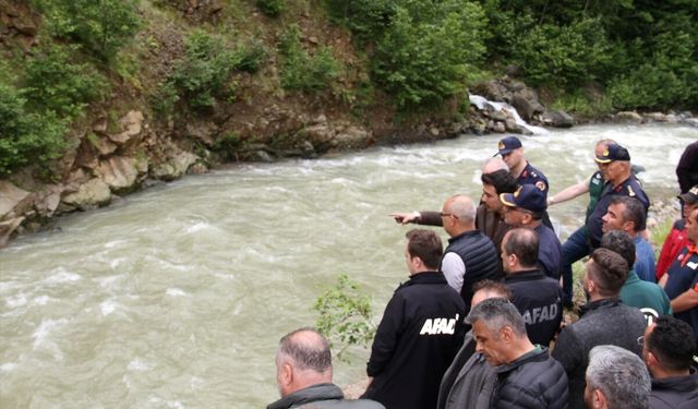 Giresun Valisi Koç, akıntıya kapılarak kaybolan kişiyi arama çalışmalarını inceledi