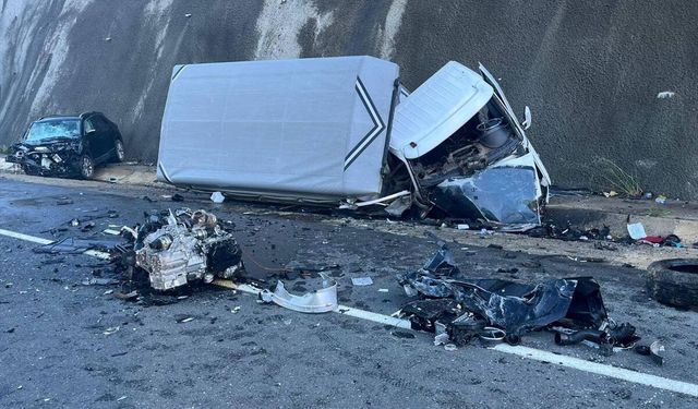 Giresun'da kamyonet ile otomobilin çarpıştığı kazada 6 kişi yaralandı