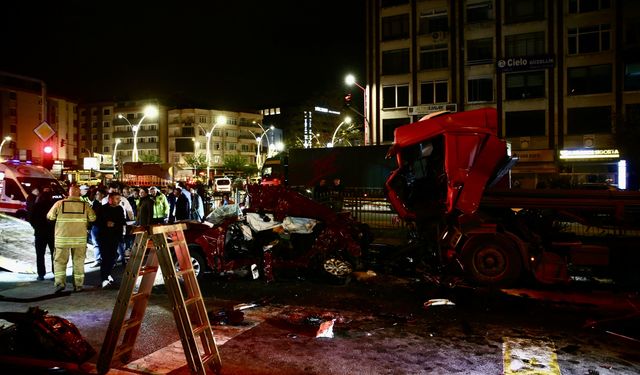 Giresun'da tırın iki otomobile çarptığı kazada 5 kişi öldü, 6 kişi yaralandı