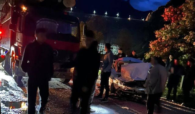 Gümüşhane'de kamyon ile otomobilin çarpıştığı kazada 2'si ağır 3 kişi yaralandı
