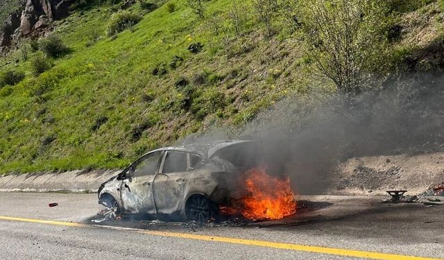 Gümüşhane'de yangın çıkan otomobil kullanılamaz hale geldi