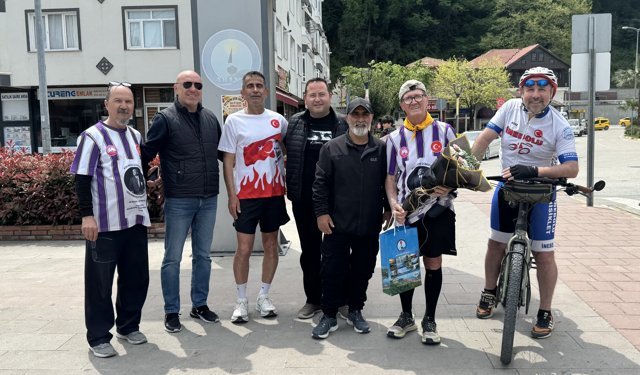 İstanbul'dan Samsun'a Atatürk sevgisiyle koşan diş hekimi Kastamonu'ya ulaştı