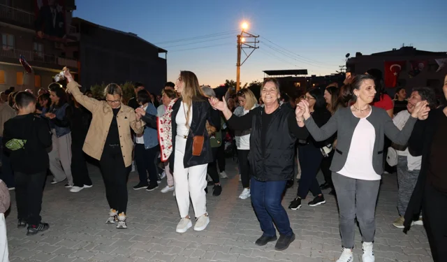 İzmir Çiğli'de binlerce kişi baharın renklerinde buluştu