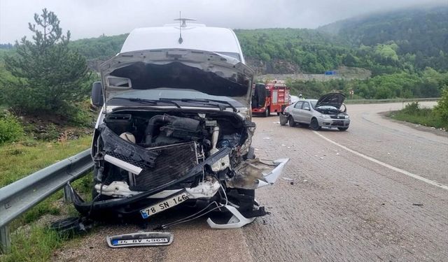 Karabük'te minibüsle otomobilin çarpışması sonucu 6 kişi yaralandı