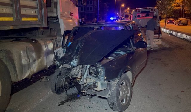 Karabük'te park halindeki tıra çarpan otomobilin sürücüsü yaralandı