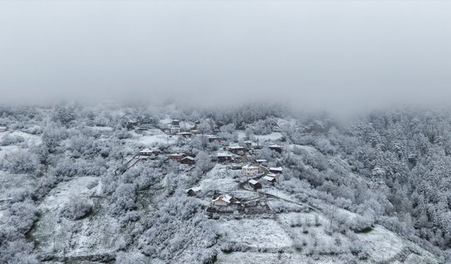 Kastamonu'da baharda yağan kar Ilgaz Dağı'nı beyaza bürüdü