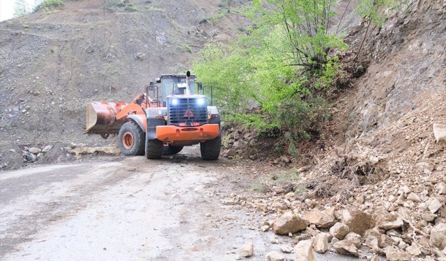 Kastamonu'da heyelan nedeniyle kapanan grup köy yolu ulaşıma açıldı