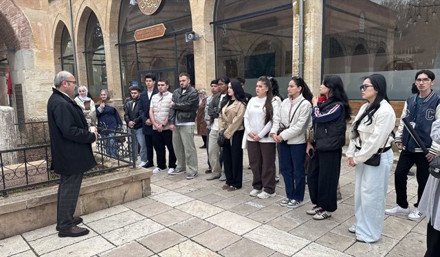Kastamonu'da vakıf eserlerini gezen yabancı öğrenciler yöresel kıyafetler giyip halk oyunu oynadı