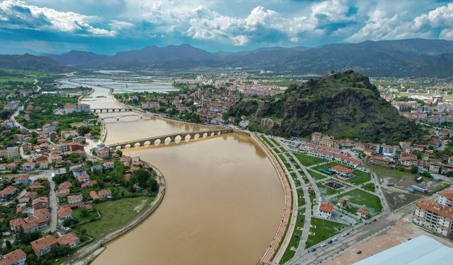 Kızılırmak Nehri'nin rengi kahverengiye döndü