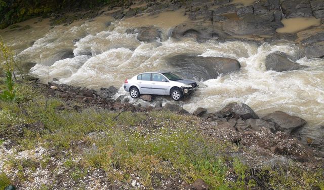 Melen Çayı'na devrilen otomobilin sürücüsü yaralandı
