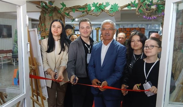 Merzifon'da lise öğrencilerinin hazırladığı resim sergisi açıldı