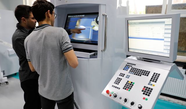 Meslek lisesi öğrencileri Dijital İkiz Atölyeleri Projesi ile riskten uzak veri temelli eğitim alıyor