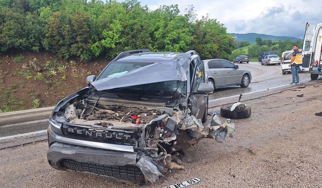 Niksar'da iki otomobilin çarpıştığı kazada 3 kişi yaralandı
