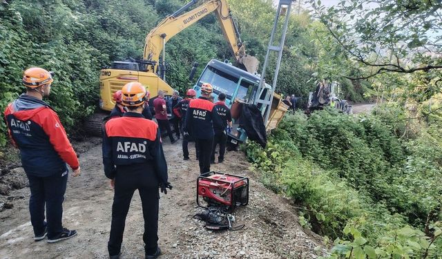 Rize'de geriye kayan kamyondan atlayan sürücü öldü