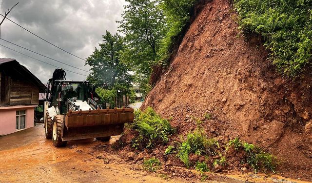 Rize'de sağanak toprak kaymasına yol açtı