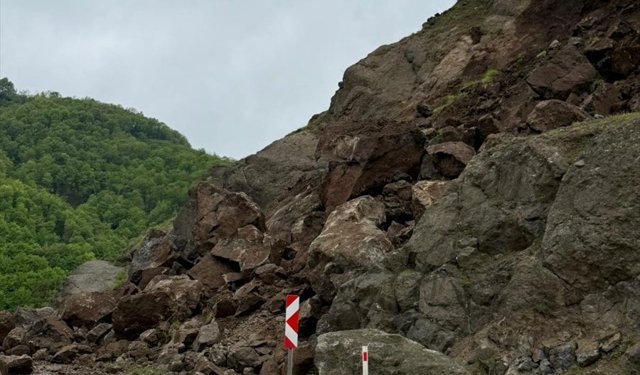 Samsun-Asarcık kara yolunda heyelan meydana geldi