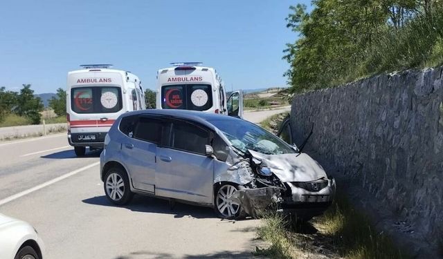 Sinop'ta istinat duvarına çarpan otomobildeki 5 kişi yaralandı