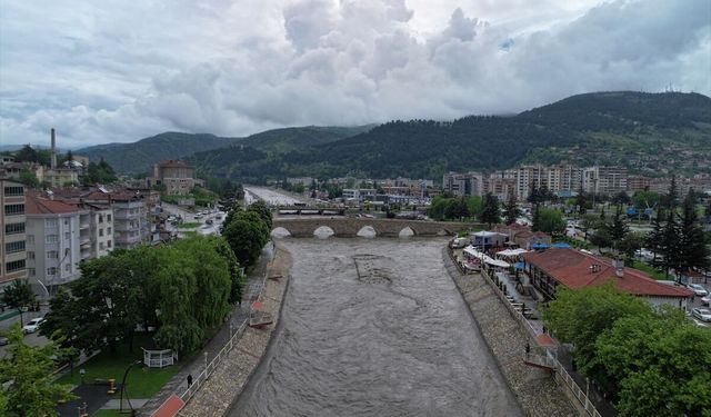 Taşkın riski bulunan Yeşilırmak Nehri'nde çalışmalar sürüyor